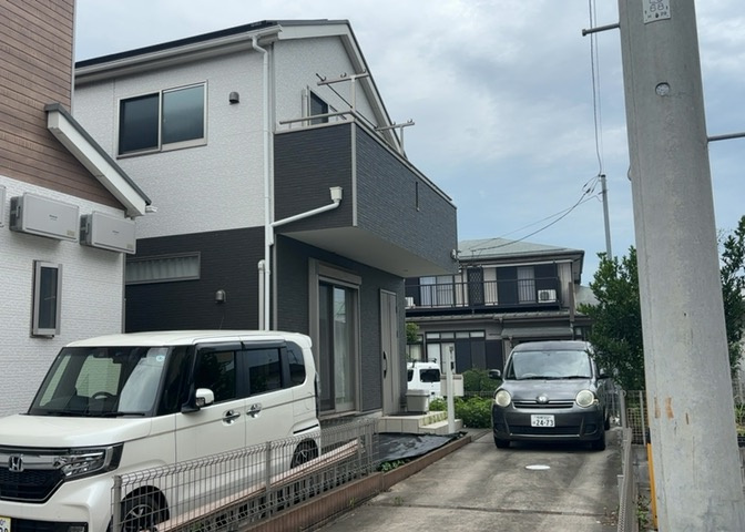 道幅が広い場所は日当たりや風通が良好です。幅が広いのですれ違いも可能ですし大きな車でも駐車可能！一方で、大型車が通ることも多くなるため交通量の増加により騒音に繋がります。また土地の値段が高くなります。