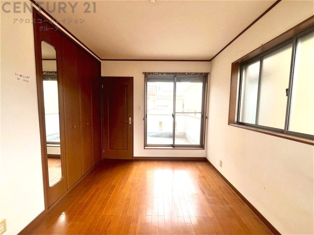 子供部屋…創造性や成長を促す遊びの空間を提供。学習や趣味に集中できる環境を整えます。個別のプライベートスペースは自己表現と自立心を育み、心地よい睡眠環境を整えリラックスできる場所を提供。