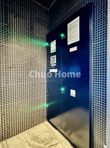 【宅配ボックス】在宅時・不在時に関わらず、居住者の代わりに非対面で宅配物を受け取ってくれる便利な設備です。わかりやすくご説明致しますので見学時にはお部屋だけではなく共用部分もぜひチェックしてください。