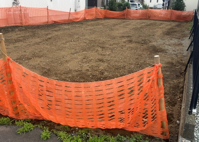 土地の面積＝住宅面積ではありません。建ぺい率の問題などで、土地のある場所によって住宅を建てられる面積は限られています。高さもしかり、「土地」という言葉の中には、建築条件も含まれると考えておきましょう。