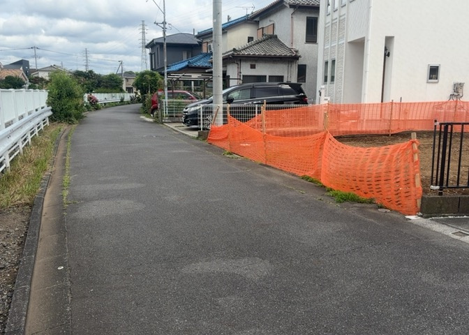土地の前の道路に消火栓が設置されていることがあります。この場合、道路交通法第45条第1項により、駐車禁止の場所が指定されています。そのため、車庫などの駐車スペースをつくることができない場合があります。