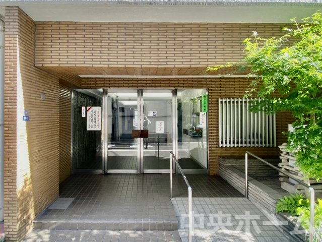 【エントランス】マンションのエントランスは、その物件の印象を決める、顔とも言える場所です。毎日通る場所ですからきれいなのが一番です。エントランス内はオートロックですので暮らしの安全も確保されています。