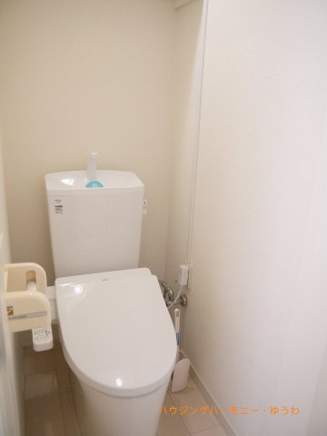 白を基調とした清潔感があるトイレ。温水洗浄便座付きです。