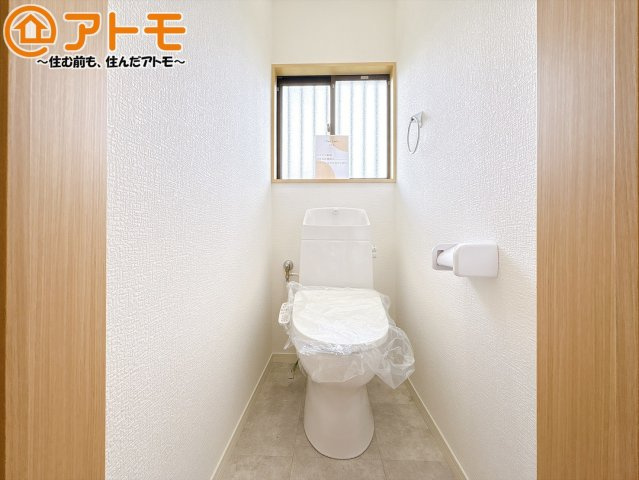 窓があり換気もすぐにできる、清潔感のあるトイレです♪
