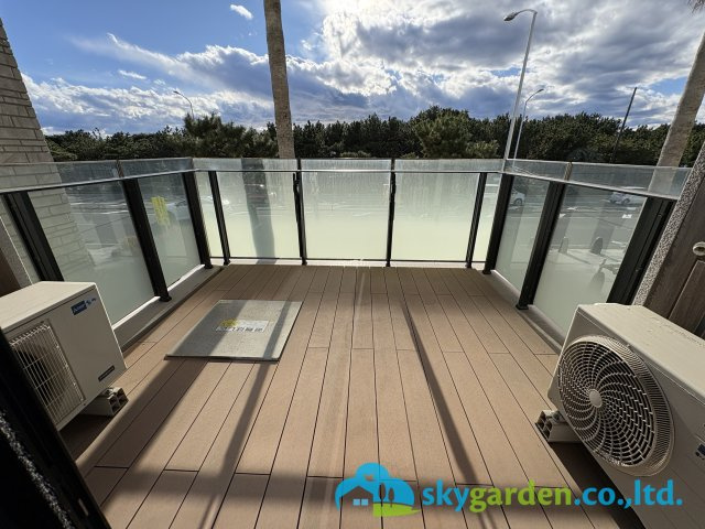 バルコニーからの眺めを楽しみながら食事をしませんか