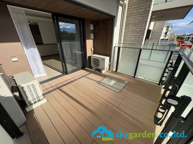 暖かな日差しのふりそそぐバルコニー