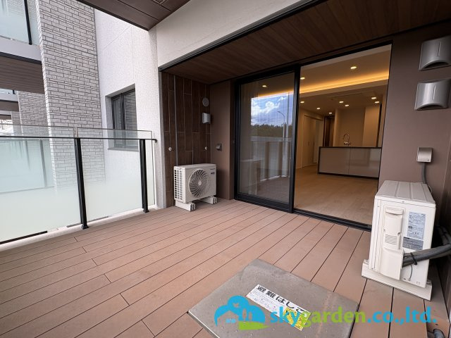 暖かな日差しのふりそそぐバルコニー