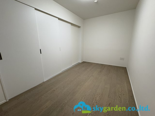 落ち着いた色調の洋室です