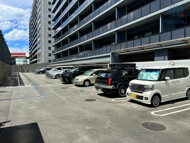 【敷地内駐車場】敷地内に平面駐車場を確保。車の出し入れがしやすく、快適なカーライフをサポートします。
