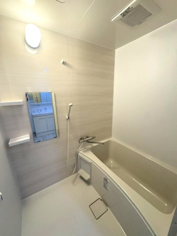 木目調のアクセントパネルで優しく落ち着いた雰囲気のバスルーム！湯船に浸かって、一日の疲れを癒していただけます。