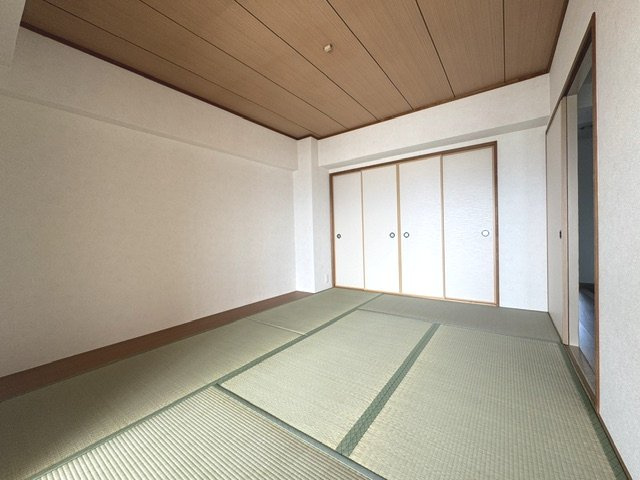 6帖の和室！リビング・廊下の2方向から出入り可能。家族のプライベート空間としてはもちろん、来客時は客間としてもご利用できます。