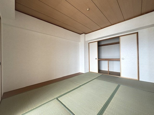 6帖和室には奥行きのある押入れ付き！お布団はもちろん、衣装ケースや季節家電の収納にも便利です。