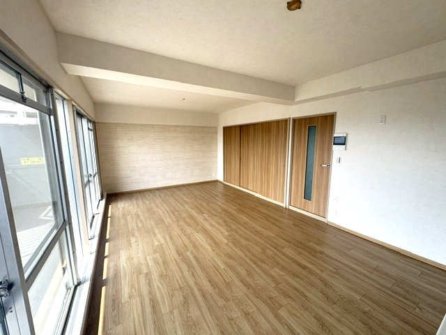 ダイニングテーブルやソファーなどの家具もゆったりと配置可能！ナチュラルな床材を使い、ホッと落ち着くような温かい印象です。