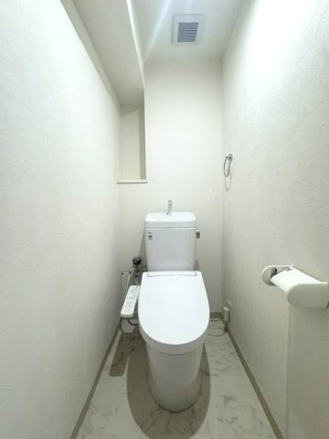 温水洗浄便座付のトイレで、冬の寒い時期でも快適！汚れた時にはサッと拭けて衛生的です。