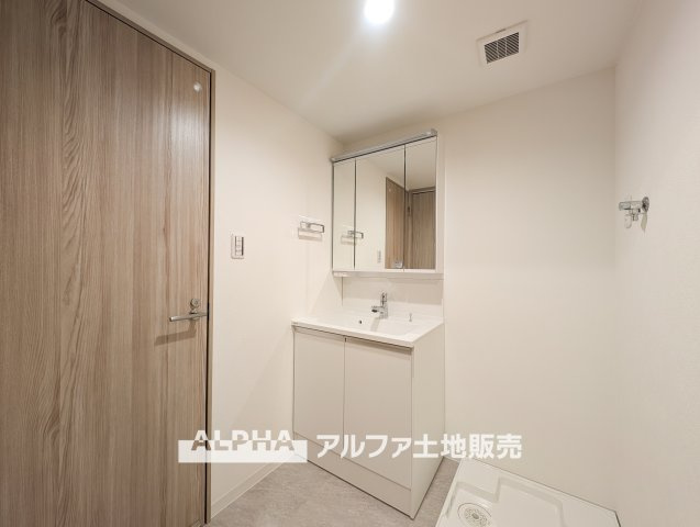 【Laundry　space】　◆ランドリースペース◆広々した空間で雨の日でも十分に洗濯物を乾かすことが出来ます。バスルームには浴室換気乾燥機も付いているので重宝しますね。