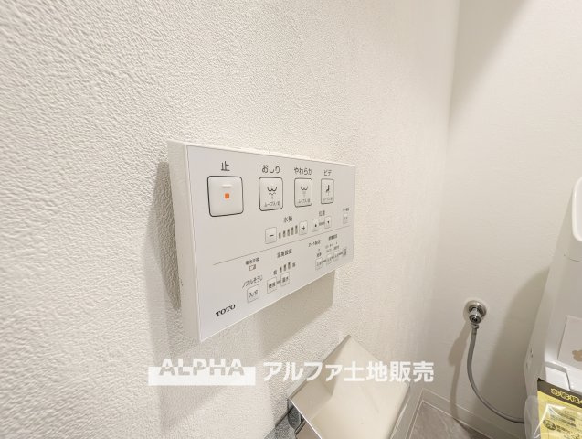 【Warm　water　flush　toilet】　◆温水洗浄便座付きトイレ◆お掃除も楽々。快適に過ごすためには今や欠かせない設備の一つです。壁掛けリモコンで使いやすくいつでも清潔に保てます。