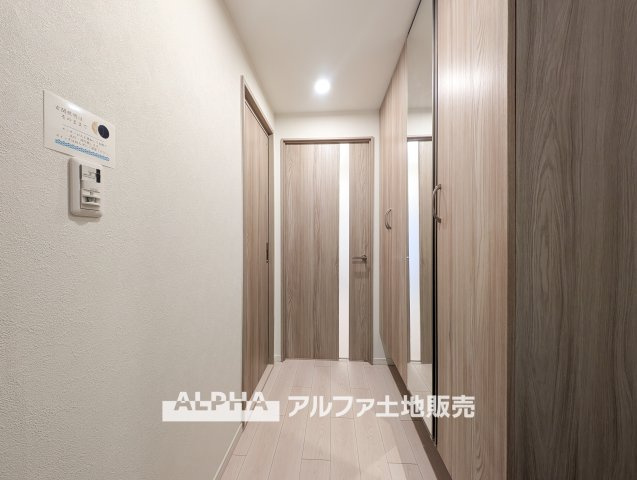 【Welcome　Space】　◆玄関◆帰宅時にほっとできる、穏やかな空気感の玄関。整った空間が日々の切り替えを自然にサポートし、来客時にも好印象を与えます。