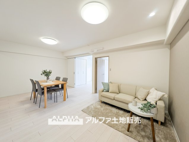 【A　place　that　feels　right】◆自然と人が集まる◆　広がりを感じる住空間と、手触りのある落ち着いた雰囲気。　ここで重ねる毎日が、暮らし方そのものを静かに変えていく。
