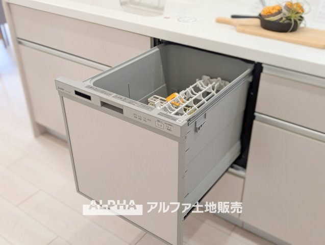 【Food　washing　machine】　◆食洗機◆お子様の面倒を見れる時間が増え時短になります。加えて手荒れも防げてしかも節水が高い為、大変人気があり重宝します。