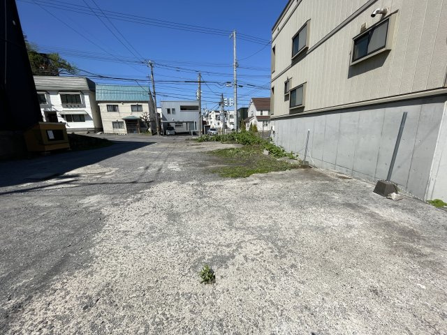 バス通り沿いの駐車場敷地約56坪（駐車6台分）