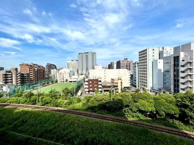 手を伸ばせば、ふれることが出来そうな環境が、そのままインテリアになったような印象です。その豊かな眺望にふさわしい空間には、通風・採光にも優れ、心地よい光と風があふれています