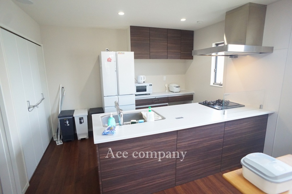 視界を遮らないオープンキッチン☆キッチンサイドに大容量のパントリー（収納）あります♪