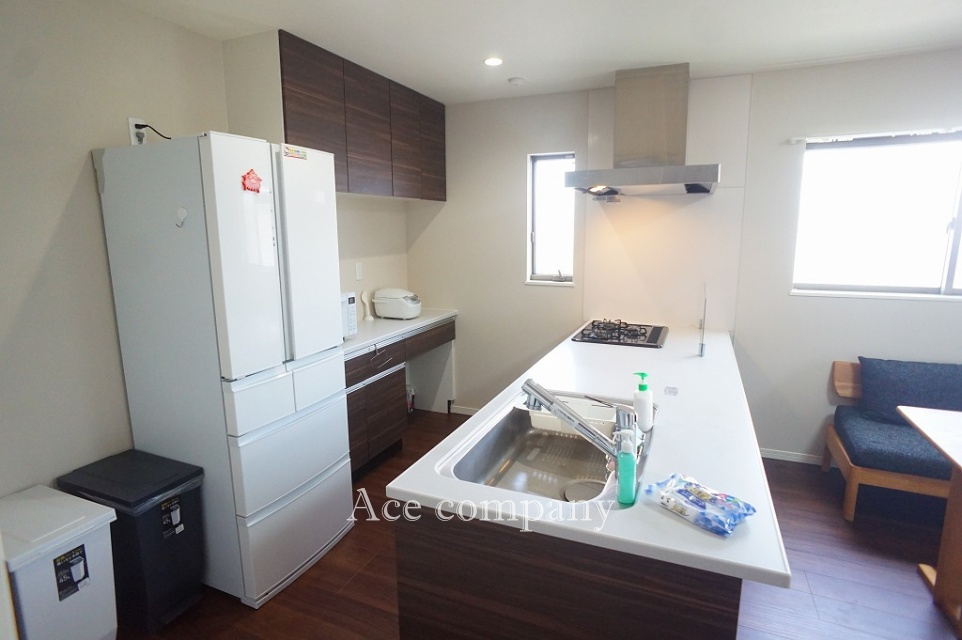 キッチン天板一体型カウンターでスッキリ♪背面にカップボード付きです♪