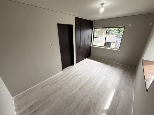 8.25帖の洋室です。こちらも二面採光です