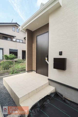 無駄な飾りがなく玄関ドアと窓のみでまとめられて印象的なデザインが目を引きます。