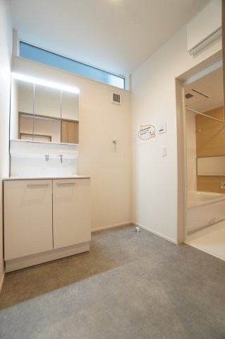 洗面所の床には耐水性に優れたクッションフロアを採用しています。