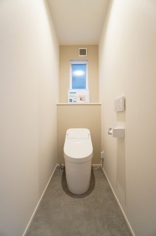 1階トイレにはタンクレストイレを採用。スタイリッシュなデザインでお掃除も楽に♪