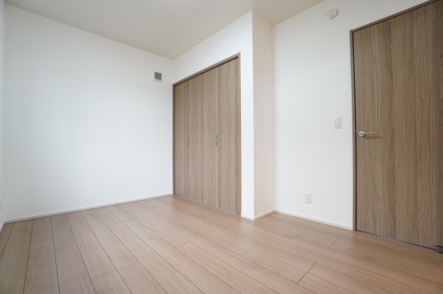1階5.5帖洋室。小さなお子様を遊ばせる部屋や1階の寝室としても利用できます。
