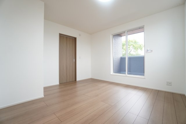 2階7.5帖洋室。ウォークインクローゼットとバルコニーがあるお部屋です。