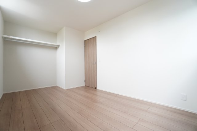 2階7帖洋室。オープンクローゼットはお部屋の広さを最大限に使用できます。