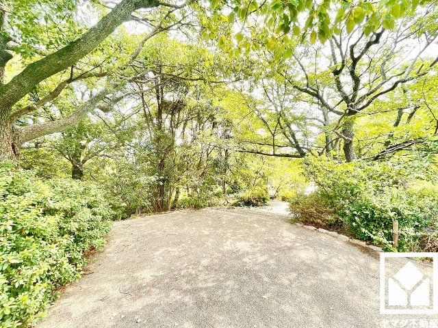 ブランコやすべり台、ゆったりとした広場などを備えた「高塚公園」まで徒歩3分（約190m）。広場や遊具スペースは見通しが良く、木陰やベンチからお子様を見守りやすい環境で、子育て世帯の方にもお勧めです。