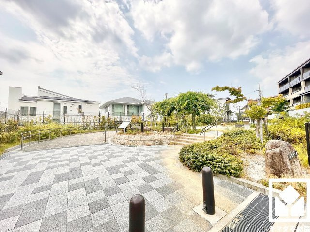 高塚1号墳の石材が残る「高塚北公園」まで徒歩2分（約91m）。コンパクトな園内にスプリング遊具やパーゴラ付きベンチを備えており、小さなお子様とのちょっとした外遊びやお散歩にぴったりな距離感の公園です。
