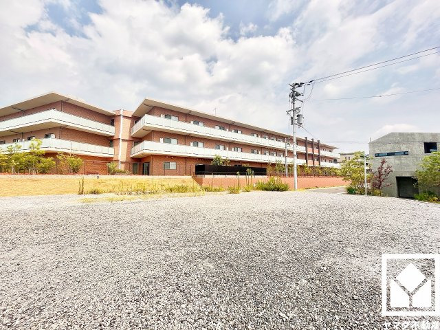 阪急神戸本線・甲陽線「夙川」駅まで徒歩15分、阪神本線「打出」駅まで徒歩23分、JR東海道本線「さくら夙川」駅まで徒歩23分の立地。