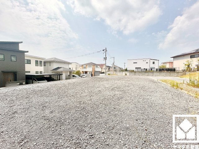 阪急バス「岩園町」停まで徒歩5分（約350m）の立地。日中の移動や週末のお出かけなど、ライフシーンに応じたスムーズな移動を叶える、ゆとりある住環境です。