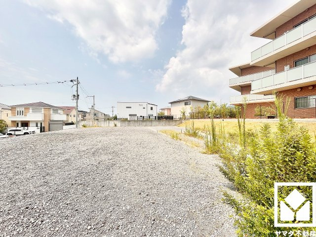 尼崎市から神戸市を結ぶ山手幹線まで約800m。阪神高速道路の芦屋出入口（大阪方面）まで一般道で約3.1km、西宮出入口（神戸方面）まで約3.0kmと近く、車での移動にも便利な立地です。