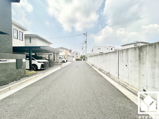 前面道路幅員南東側約6.0m、北東側約9.0mとゆったりとした広さがあるので、ファミリーカー等の車の出入りもしやすい立地です。
