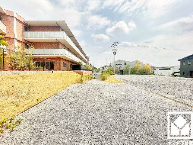 周囲にはすでに建物が建っていますので、実際の採光状況や窓の位置なども事前にご確認いただけます。