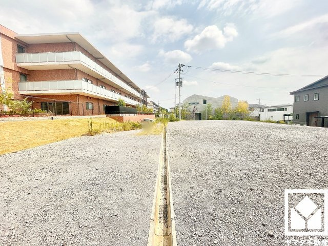 平担地につき建築コストが抑えられ、建物設計の自由度が高まります。バリアフリー設計にも適しています。
