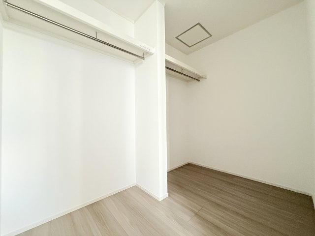 2号棟　主寝室のWIC　衣類だけでなく、思い出の品、季節物もたっぷり収納できるので、居住空間をより広く有効活用することができ、スッキリとしたお部屋になります。
