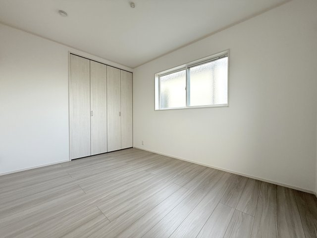 2号棟　洋室6帖　2面に配置された窓から心地良い光が差し込み、プライバシーを確保しながらも開放感のある空間を実現しています。読書をしたり、音楽を聞いたりと一人時間も充実！