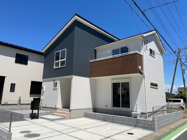 久喜市葛梅1丁目（全3区画）2号棟　外観　爽快感のあるホワイトと深みのある大人っぽいディープブルーを使用した注文住宅のようなおしゃれな外観デザインになっています！