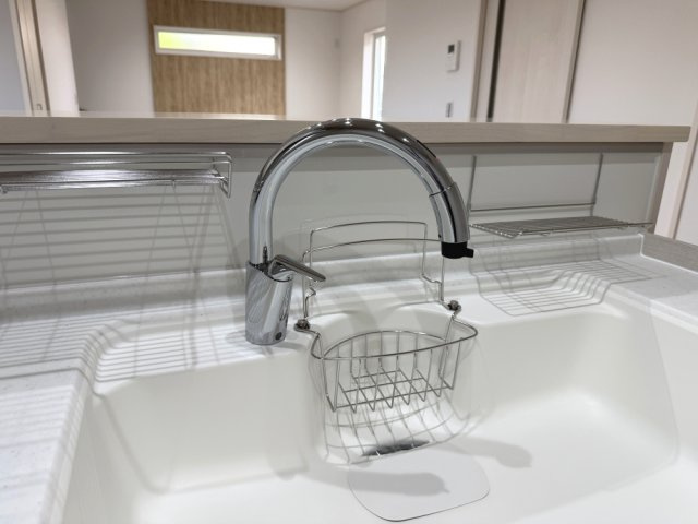 洗剤ポケット下の空間を広く取ることでシンクの中央部が広々使える奥広設計のシンクです。衛生的で感染症対策にも効果的なタッチレス水栓完備。