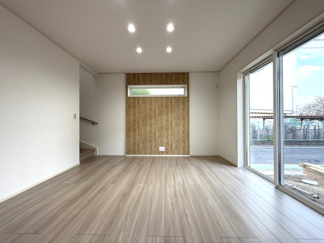 2号棟　LDK19.4帖　開口部となる窓には断熱性と省エネ効果に優れた複層ガラスが採用されており夏も冬も快適です。