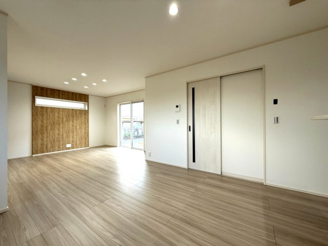 2号棟　LDK19.4帖　明るく、優しく光の入るリビングは家族の一体感を感じられる広々としたスペース。