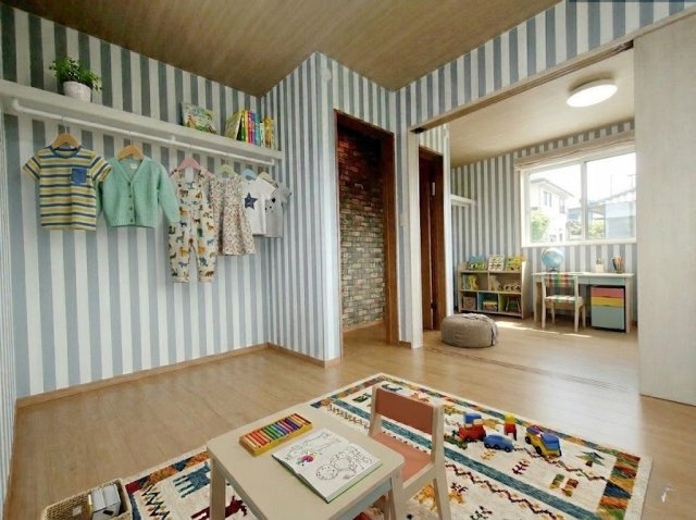 お子様のお部屋ぴったり。光が入り明るく、壁や床の色も温かみがあります。※画像はイメージです。