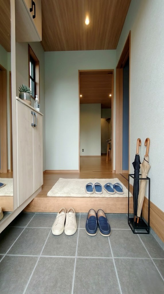 明るくすっきりした玄関が家族を迎えてくれます。玄関タイルはお掃除しやすいです。※画像はイメージです。